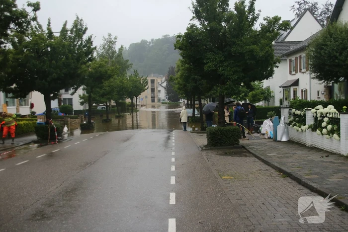 Reddingsbrigade en leger evacueren inwoners door hoogwater
