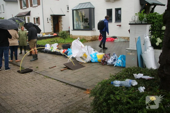 Reddingsbrigade en leger evacueren inwoners door hoogwater