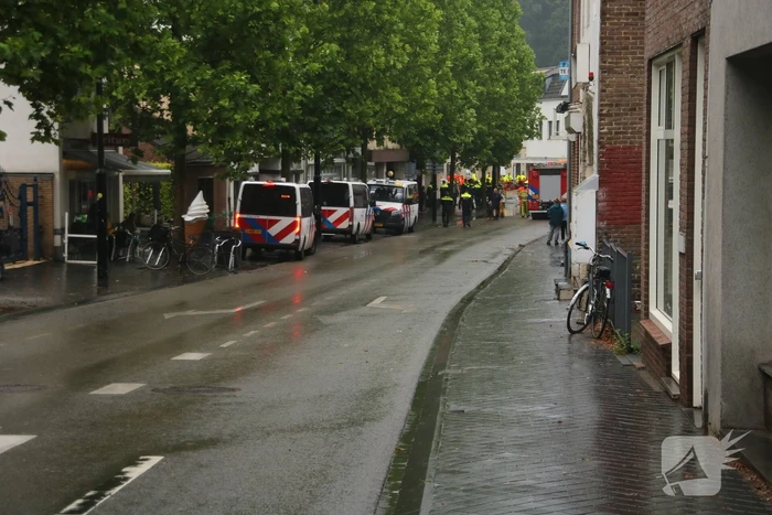 Reddingsbrigade en leger evacueren inwoners door hoogwater
