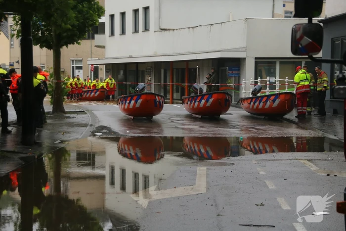 Reddingsbrigade en leger evacueren inwoners door hoogwater