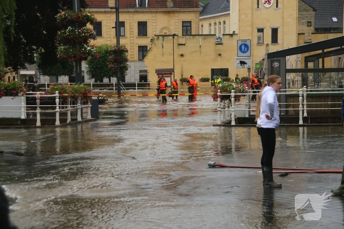 Reddingsbrigade en leger evacueren inwoners door hoogwater
