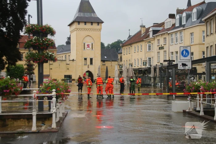 Reddingsbrigade en leger evacueren inwoners door hoogwater