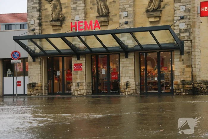 Reddingsbrigade en leger evacueren inwoners door hoogwater