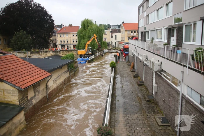 Reddingsbrigade en leger evacueren inwoners door hoogwater