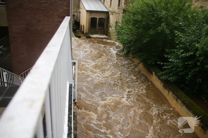 Reddingsbrigade en leger evacueren inwoners door hoogwater
