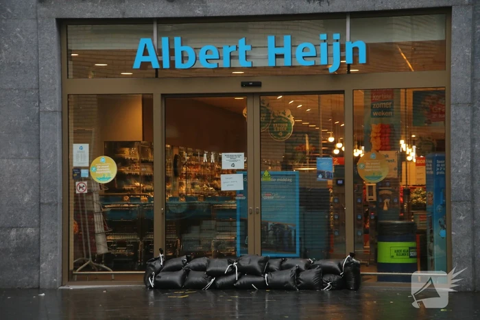 Reddingsbrigade en leger evacueren inwoners door hoogwater