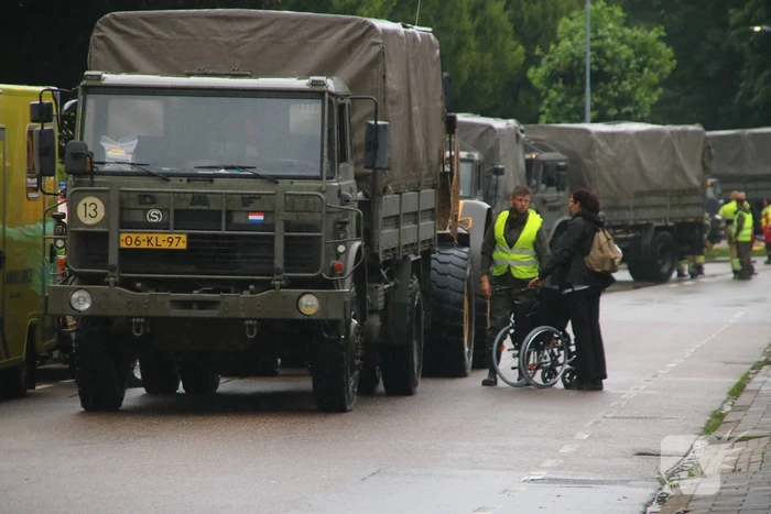 Reddingsbrigade en leger evacueren inwoners door hoogwater