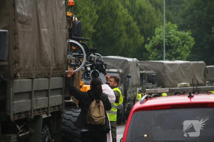 Reddingsbrigade en leger evacueren inwoners door hoogwater