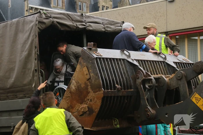 Reddingsbrigade en leger evacueren inwoners door hoogwater