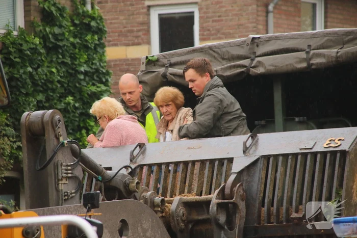 Reddingsbrigade en leger evacueren inwoners door hoogwater