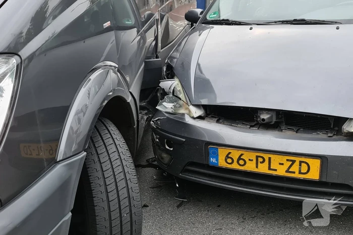 Schade door ongeval tussen twee voertuigen