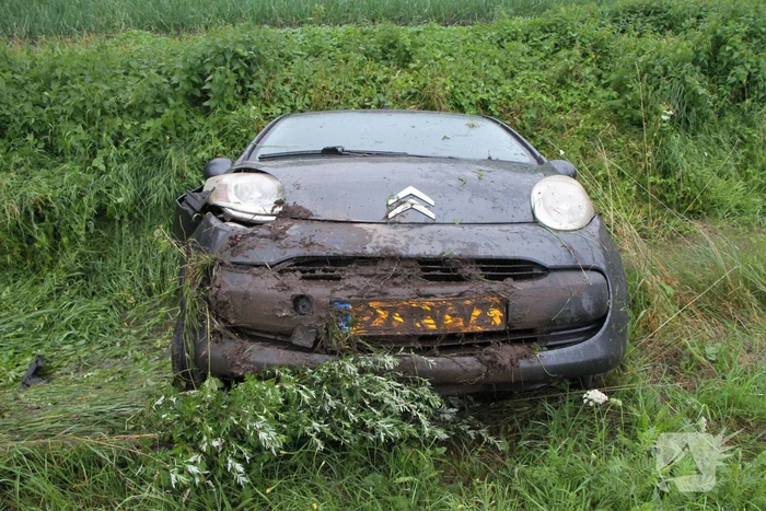 Bestuurder verliest controle over het stuur en vlucht na ongeval