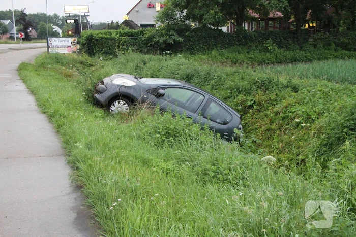 Bestuurder verliest controle over het stuur en vlucht na ongeval