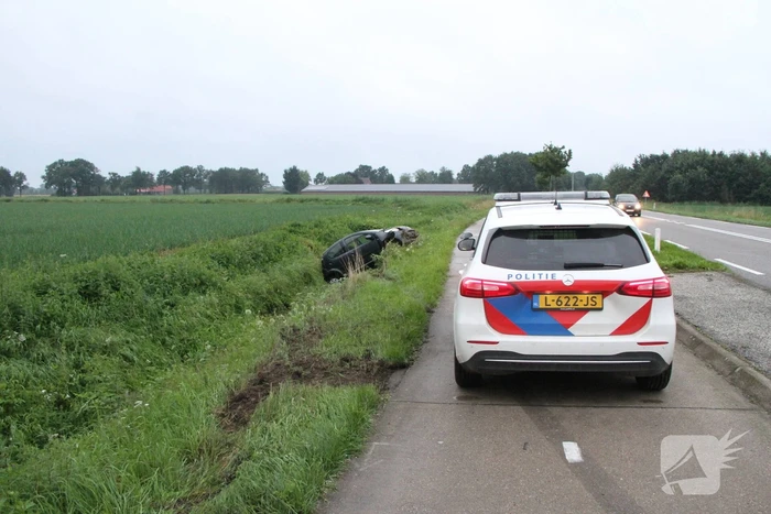 Bestuurder verliest controle over het stuur en vlucht na ongeval