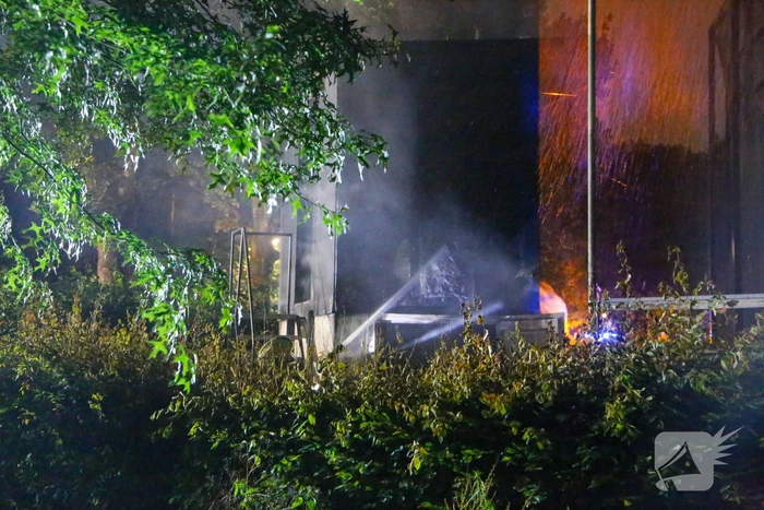 Brandweer blust brand in huisje van softbal vereniging Quick
