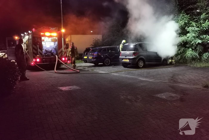 Auto door brand verwoest