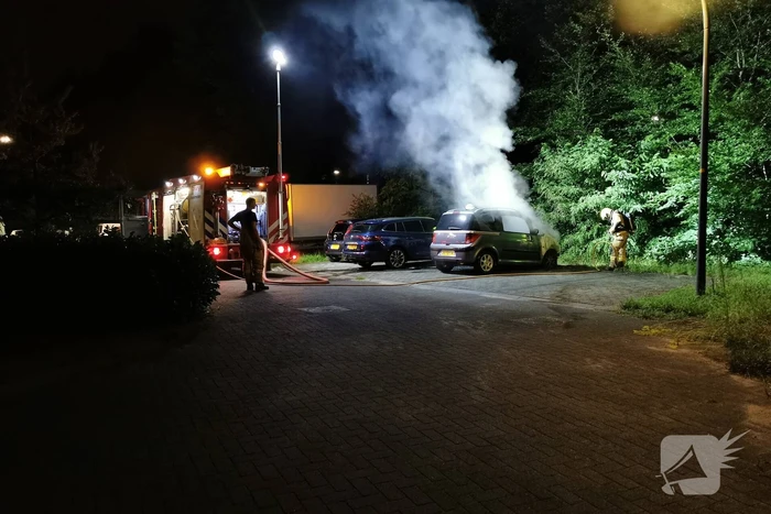 Auto door brand verwoest