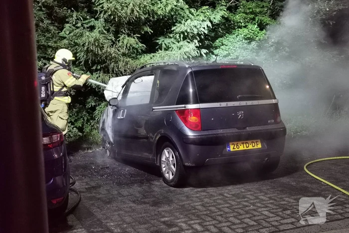 Auto door brand verwoest