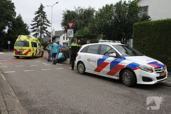 Fietser klapt tegen voorruit van auto en raakt gewond
