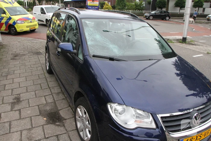 Fietser klapt tegen voorruit van auto en raakt gewond