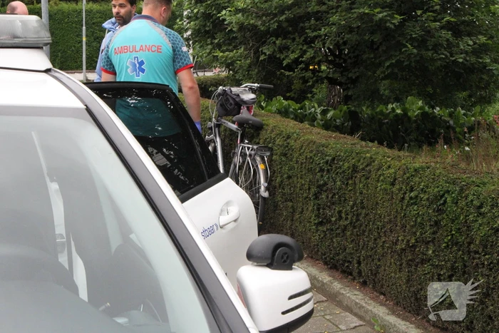 Fietser klapt tegen voorruit van auto en raakt gewond