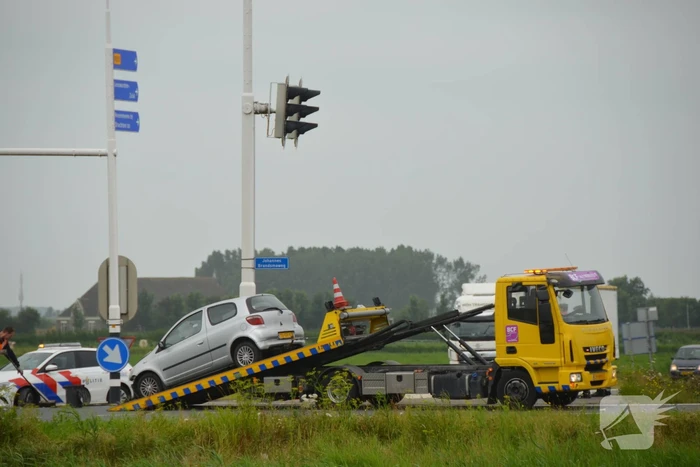Vrachtwagen en personenwagen botsen op elkaar