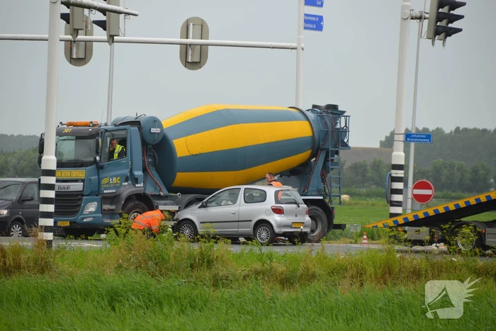 Vrachtwagen en personenwagen botsen op elkaar