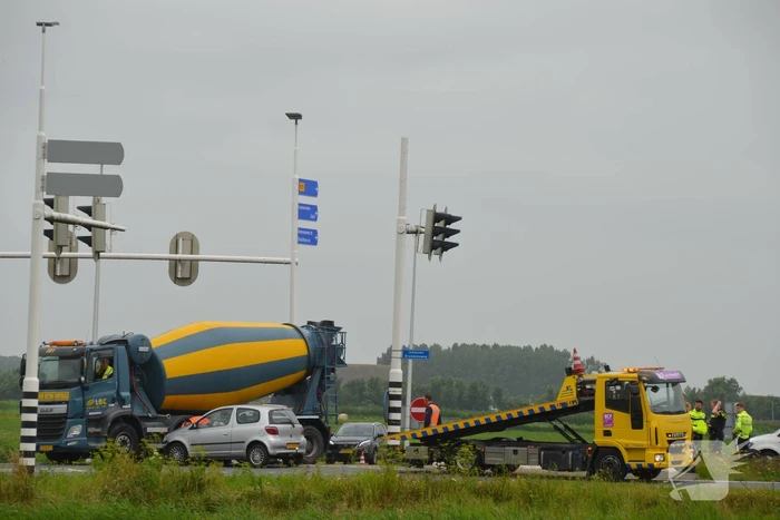 Vrachtwagen en personenwagen botsen op elkaar