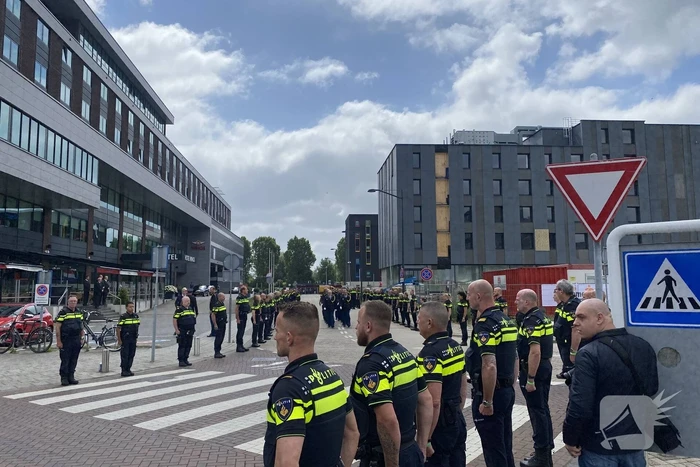 Honderden agenten bewijzen laatste eer aan overleden motoragent