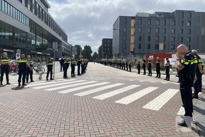 Honderden agenten bewijzen laatste eer aan overleden motoragent