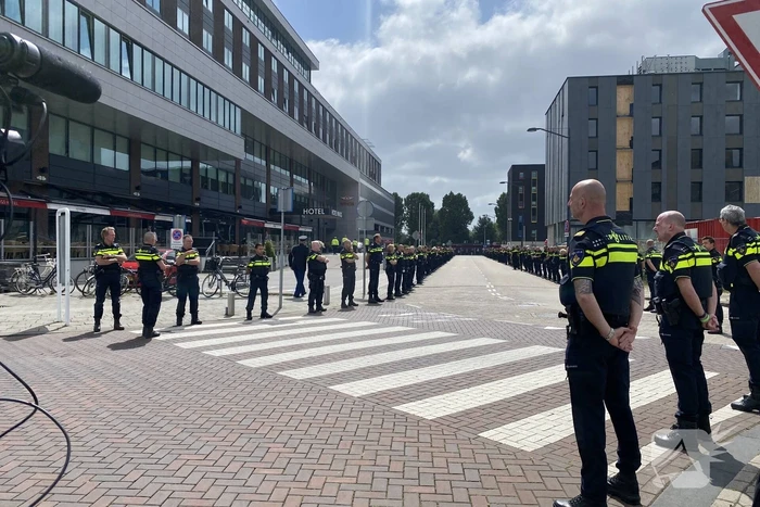 Honderden agenten bewijzen laatste eer aan overleden motoragent