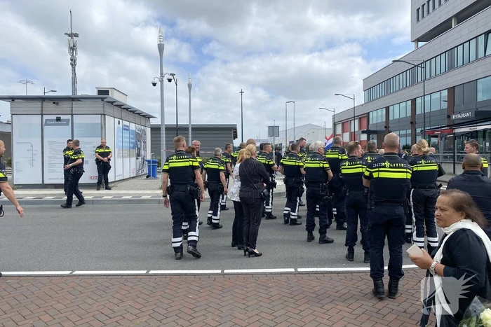 Honderden agenten bewijzen laatste eer aan overleden motoragent