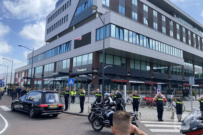 Honderden agenten bewijzen laatste eer aan overleden motoragent