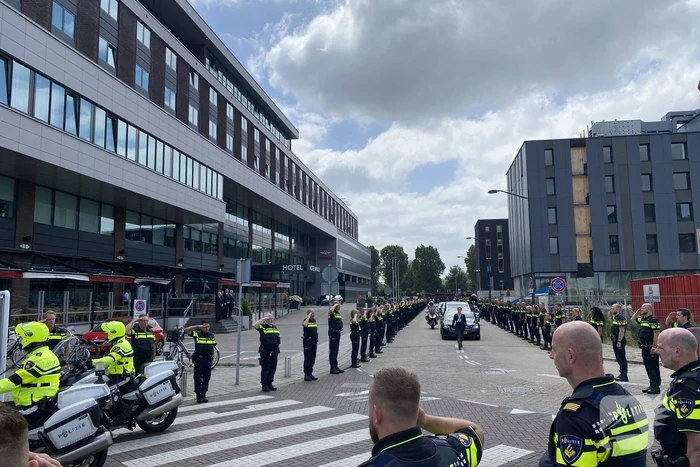 Honderden agenten bewijzen laatste eer aan overleden motoragent
