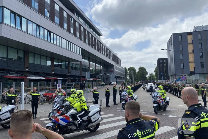Honderden agenten bewijzen laatste eer aan overleden motoragent