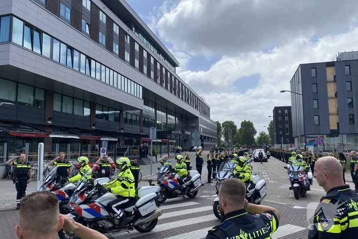 Honderden agenten bewijzen laatste eer aan overleden motoragent