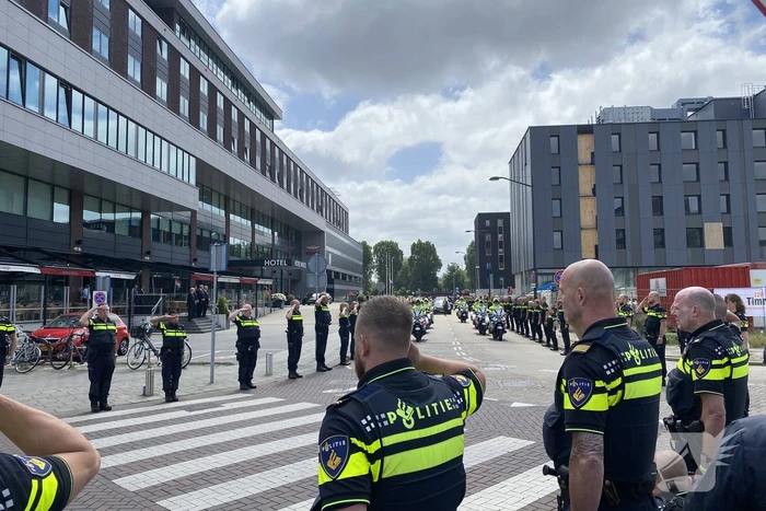 Honderden agenten bewijzen laatste eer aan overleden motoragent