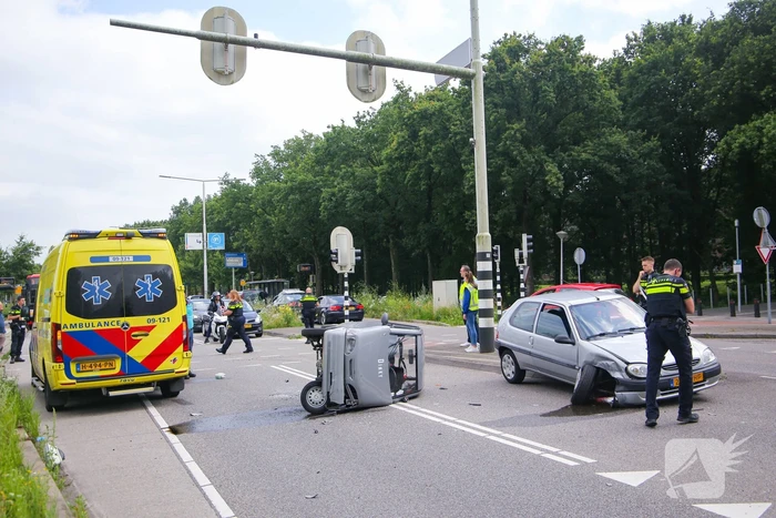 Canta 45-km brommobiel botst met personenwagen