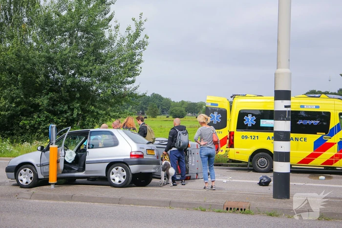 Canta 45-km brommobiel botst met personenwagen