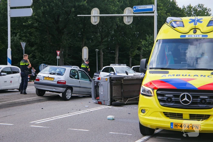 Canta 45-km brommobiel botst met personenwagen