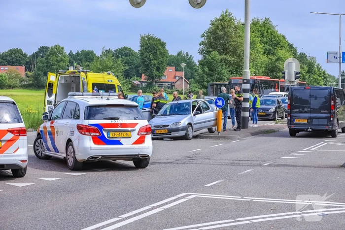 Canta 45-km brommobiel botst met personenwagen