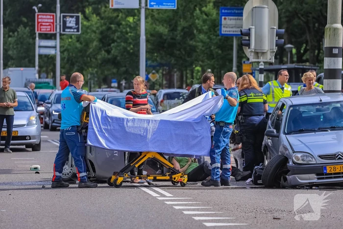 Canta 45-km brommobiel botst met personenwagen