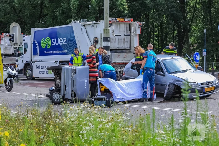 Canta 45-km brommobiel botst met personenwagen