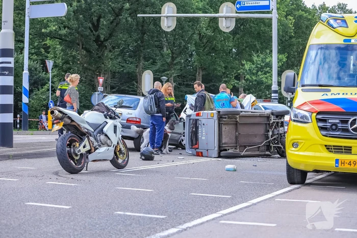 Canta 45-km brommobiel botst met personenwagen