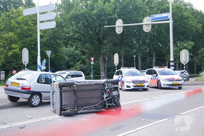 Canta 45-km brommobiel botst met personenwagen