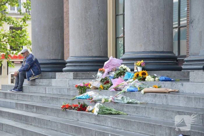 Bloemen bij Gerechtshof voor Peter R de Vries