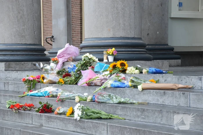 Bloemen bij Gerechtshof voor Peter R de Vries