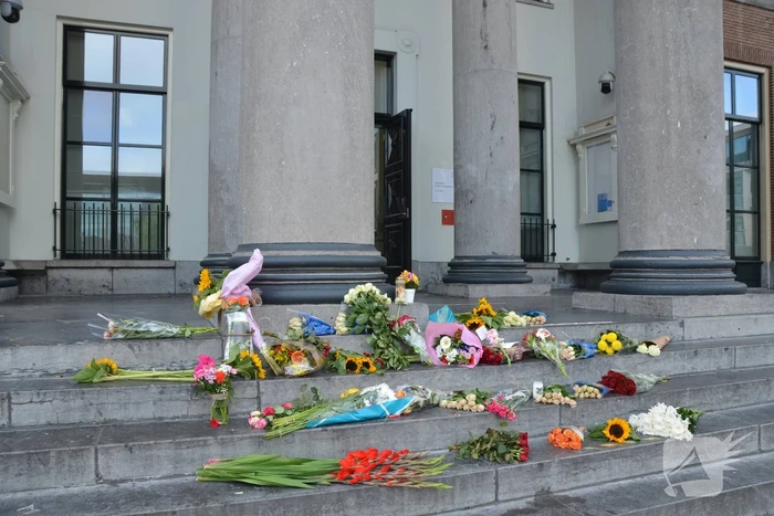 Bloemen bij Gerechtshof voor Peter R de Vries