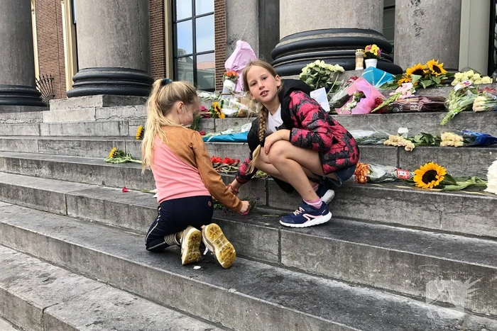 Bloemen bij Gerechtshof voor Peter R de Vries
