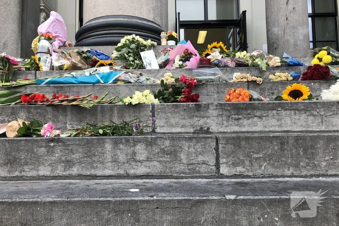 Bloemen bij Gerechtshof voor Peter R de Vries